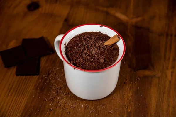 Kop Warme Chocolademelk Stukjes Chocolade Donkere Betonnen Achtergrond — Stockfoto