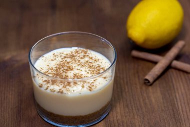 Tarçın ve kurabiye aromalı puding kreması. Tarçınlı krema, limon kabuğu ve kurabiye..