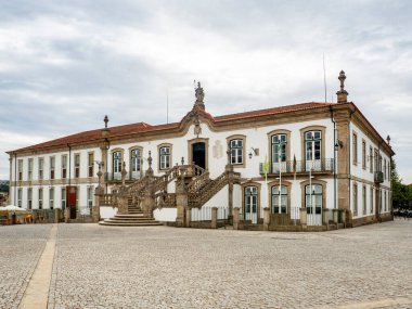 Vila Real, Portekiz; Ağustos 2020: Alto Douro 'nun en önemli şehri olan Vila Real' deki belediye binasının manzarası