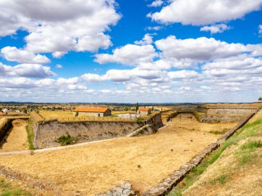 Almeida, Guarda, Portekiz; Ağustos 2020: Tarihi sınır kenti Almeida 'nın güçlendirilmiş ortaçağ duvarlarının bir parçası.