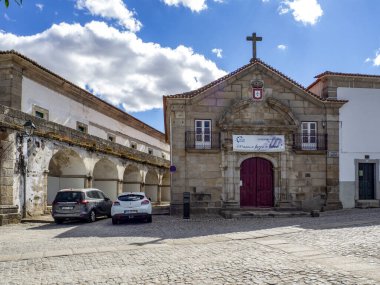 Almeida, Guarda, Portekiz; Ağustos 2020: Güçlendirilmiş Almeida kasabasındaki Merhamet Kilisesi 'nin ana cephesi