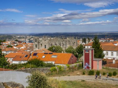 Guarda, Portekiz; Ağustos 2020: Katedral manzarası ve kalenin gözleme noktasından ortaçağ şehri Guarda 'nın bir bölümü