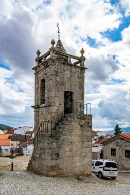 Belmonte, Portekiz; Mayıs 2017: Sao Tiago 'nun Belmonte Kilisesi' nin tarihi köyü ve Portekiz 'deki kulede çan sesleri.