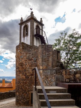 Castelo Rodrigo, Portekiz - Ağustos 2020: Castelo Rodrigo 'daki ortaçağ köyündeki çan kulesi kalesine bakın