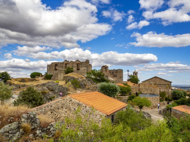 Castelo Rodrigo, Portekiz - Ağustos 2020: Tarihi Castelo Rodrigo köyündeki harap olmuş Christopher Moura Sarayı (Cristovao de Moura)