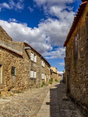 Castelo Rodrigo, Portekiz - Ağustos 2020: Castelo Rodrigo 'nun ortaçağ köyünde bir kaldırım manzarası