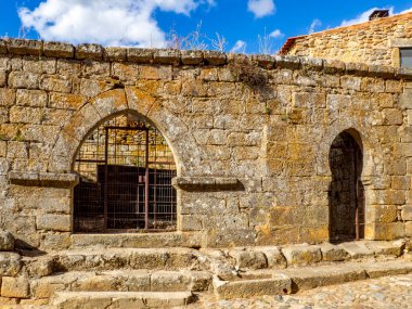 Castelo Rodrigo, Portekiz - Ağustos 2020: Tarihi Castelo Rodrigo köyünde granit taş işçiliği ile inşa edilen ortaçağ kamu su deposunun manzarası