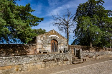Idanha a Velha, Portekiz; Mayıs 2020: Portekiz 'in tarihi şehri Idanha a Velha' nın girişindeki Capela de Sao Sebastiao manzarası