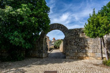 Portekiz 'in tarihi Idanha a Velha köyünün güney kapısı.