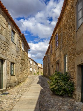 Castelo Rodrigo, Portekiz - Ağustos 2020: Castelo Rodrigo 'nun ortaçağ köyünde bir kaldırım manzarası