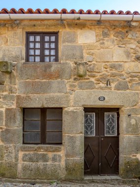 Castelo Rodrigo, Portekiz - Ağustos 2020: Portekiz 'in tarihi kenti Castelo Rodrigo' nun evinin camlarındaki taş çerçevelerin ayrıntıları