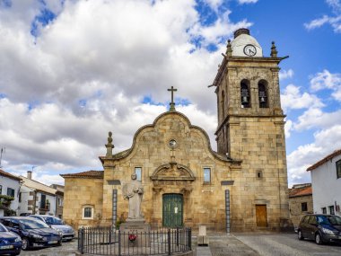 Figueira de Rodrigo, Portekiz - Ağustos 2020: Portekiz 'in Figueira de Castelo Rodrigo kasabasından kilise cephesi