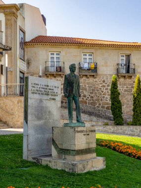 Viseu, Portekiz; Ağustos 2020: Portekiz 'in Viseu kentindeki Dr. Francisco Sa Carneiro heykelinin manzarası 