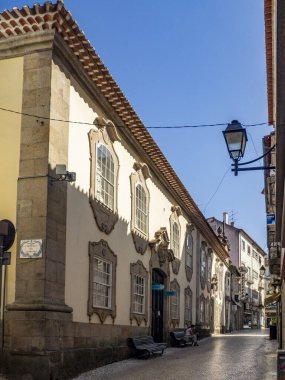 Viseu, Portekiz; Ağustos 2020: Viseu 'nun tarihi şehir merkezinde bir yaya sokağı manzarası