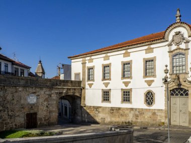 Viseu, Portekiz; Ağustos 2020: Viseu Cadı fonksiyonunun ortaçağ duvarının orijinal yedi kapısından biri olan Şövalye Kapısı şehri korumaktı..