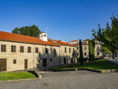 Viseu, Portekiz; Ağustos 2020: Viseu şehir merkezindeki Casa da Ribeira Müzesi 'nin dış cephesi ve yan cephesi