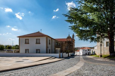 Miranda do Douro, Portekiz; Ağustos 2019: Portekiz 'in tarihi eski kenti Miranda do Douro' da bulunan dos Frandes Trinos Kilisesi, kütüphane.