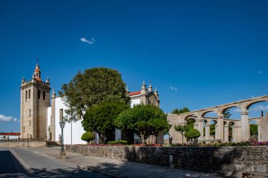 Miranda do Douro, Portekiz; Ağustos 2019: Miranda do Douro katedralinin arka bahçesindeki piskoposluk sarayı manastırı.