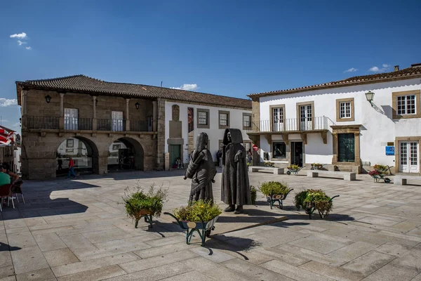 Miranda do Douro, Portekiz; Ağustos 2019: Miranda do Douro 'nun tarihi merkezinde heykel bulunan tarihi meydan