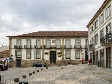 Vila Real, Portekiz; Ağustos 2020: Vila Real şehrinin tarihi merkezinde bulunan kıdemli üniversitenin cephesi.