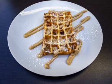 Sütlü kremalı waffle ve kremalı şeker.