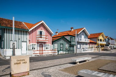Costa Nova, Portekiz: Palheiros adı verilen kırmızı, mavi ve yeşil çizgili renkli çizgili evler. Costa Nova do Prado, Atlantik kıyısında Aveiro yakınlarında bir sahil köyü..