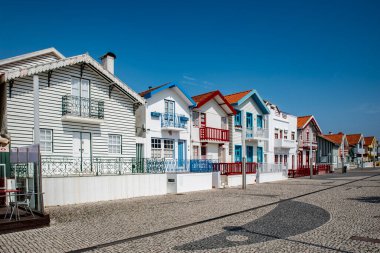 Costa Nova, Portekiz: Palheiros adı verilen kırmızı, mavi ve yeşil çizgili renkli çizgili evler. Costa Nova do Prado, Atlantik kıyısında Aveiro yakınlarında bir sahil köyü..