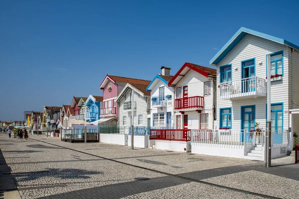Costa Nova, Portekiz: Palheiros adı verilen kırmızı, mavi ve yeşil çizgili renkli çizgili evler. Costa Nova do Prado, Atlantik kıyısında Aveiro yakınlarında bir sahil köyü..