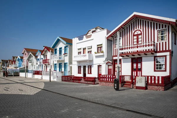 Costa Nova, Portekiz: Palheiros adı verilen kırmızı, mavi ve yeşil çizgili renkli çizgili evler. Costa Nova do Prado, Atlantik kıyısında Aveiro yakınlarında bir sahil köyü..