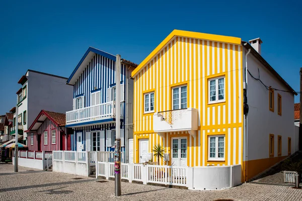 Costa Nova, Portekiz: Palheiros adı verilen kırmızı, mavi ve yeşil çizgili renkli çizgili evler. Costa Nova do Prado, Atlantik kıyısında Aveiro yakınlarında bir sahil köyü..