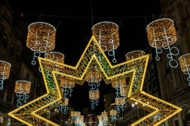 Vigo, İspanya - Aralık 2022: Vigo, İspanya 'da Noel ışıkları. Her yıl binlerce insan Vigo 'ya Noel ışıklarını görmeye geliyor, tüm ışıklar enerji tasarrufu için LED..