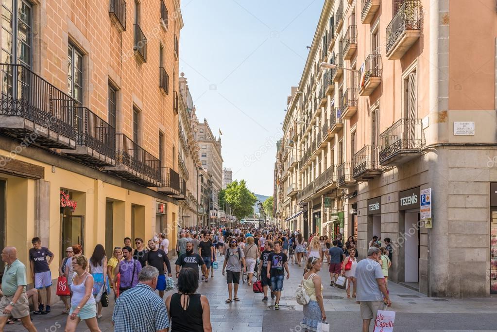 Barcelona, compras en la zona peatonal — Foto editorial de stock