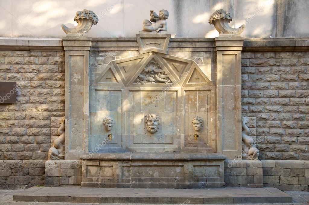 Drinking fountains in the El Raval district in Barcelona — Stock Photo