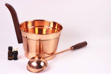 Banyo aksesuarları beyaz arka plan üzerinde izole edilmiş bakır kova ve kepçe bileşimi olarak kullanılıyor. Hamam, sauna, hijyen ve sağlık konsepti. Metin için kopyalama alanı.