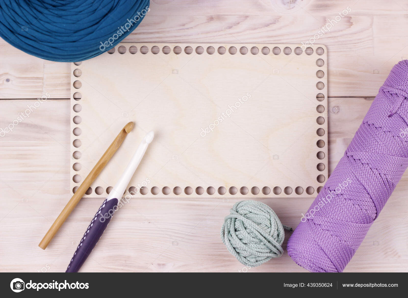 Fournitures de crochet, crochets, bureau en bois vierge vide avec des  couleurs à la mode fil et cordon. Arrière-plan pour les présentations de  passe-temps.Tricot crochet et bricolage concept. — Photo éditoriale ©