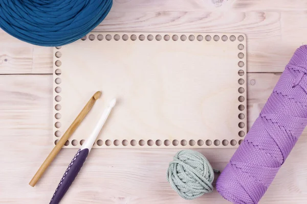 Crochê suprimentos, ganchos, mesa de madeira vazia em branco com cores da moda fios e cordão. Fundo para apresentações de passatempo.Tricô de crochê e diy conceito. — Fotografia de Stock