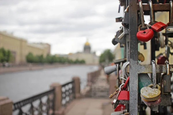 Alla hjärtans dag, bröllop och kärlek koncept.Simbolic kärlek hänglås fast på räcket i Kissing Bridge, Sankt Petersburg, Ryssland på suddig Moika River view. — Stockfoto