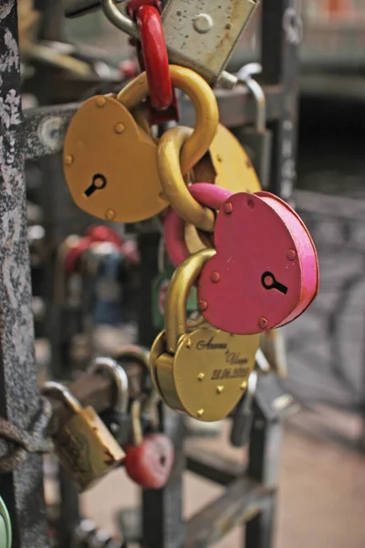 Alla hjärtans dag, bröllop och kärlek koncept.Simbolic kärlek hänglås fast på räcket i Kissing Bridge, Sankt Petersburg, Ryssland.Romanc — Stockfoto