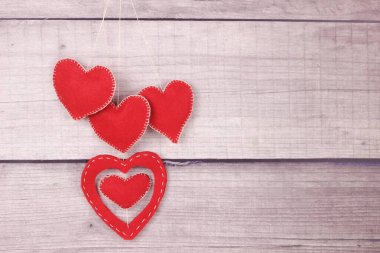 Gemi ahşap arka planında ev yapımı kırmızı kalpler hissettim. Sevgililer Günü, düğün, anneler günü tebrik kartı. DIY Tatil dekorasyonu konsepti. Boşluğu kopyala.
