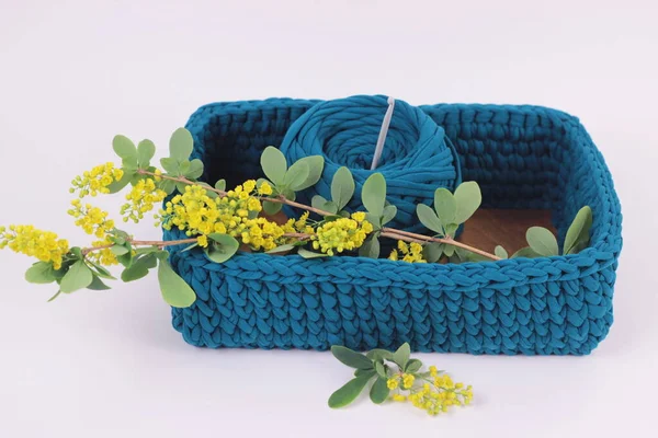 Cesta Verde Azul Crochê Com Ramo Flor Berberis Amarelo Fundo — Fotografia de Stock