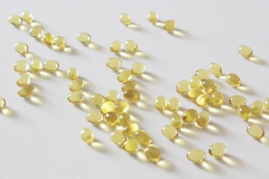 D vitamini kapsülleri, sağlıklı saçlar, balık yağı.