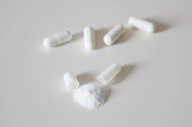 Gut probiyotikleri, prebiyotikler ve mide sağlığı ilaçları, kapsül hapları.