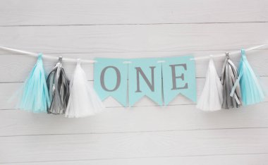 Bayrakların bir yıllık şenlikli çelengi. Yazıt 