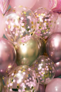 Pembe ve altın balonlar
