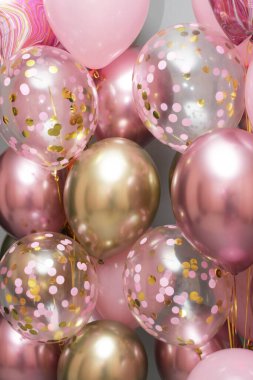Pembe ve altın balonlar