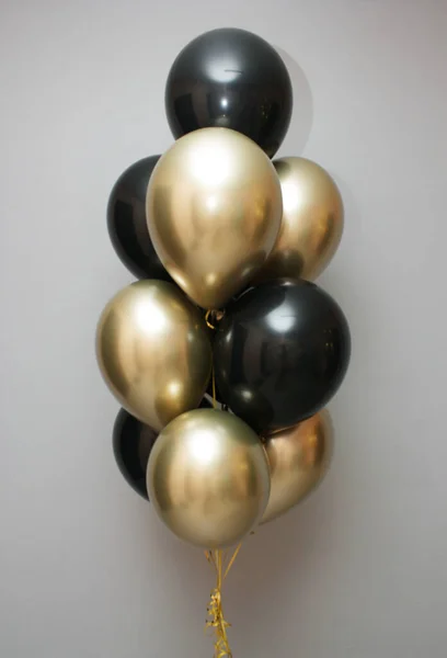 Μπαλόνια Για Έναν Άνδρα Μαύρα Και Χρυσά Μπαλόνια — Φωτογραφία Αρχείου