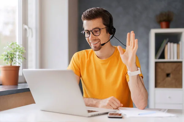 Guy Draagt Headset Start Les Kijkt Naar Laptop Scherm Zwaaiende — Stockfoto