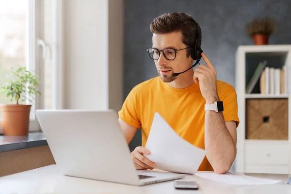 Freelancer Werkt Afstand Houdt Videogesprekken Met Klanten Kijkt Naar Laptop — Stockfoto