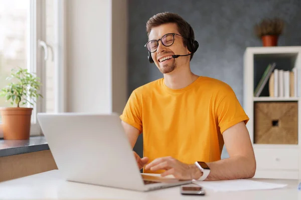 Gelukkige Lachende Man Die Een Headset Draagt Communiceert Videoconferentie Met — Stockfoto