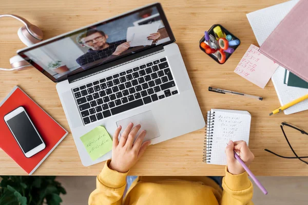 Visão Superior Videoconferência Com Professor Laptop Casa Close Mãos Meninas — Fotografia de Stock